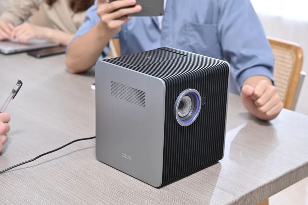 StarryHub kompakt og kraftfuld! med HU eller UHD kvalitet.