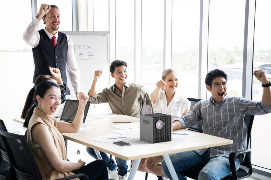 Online møde med glade deltagere
